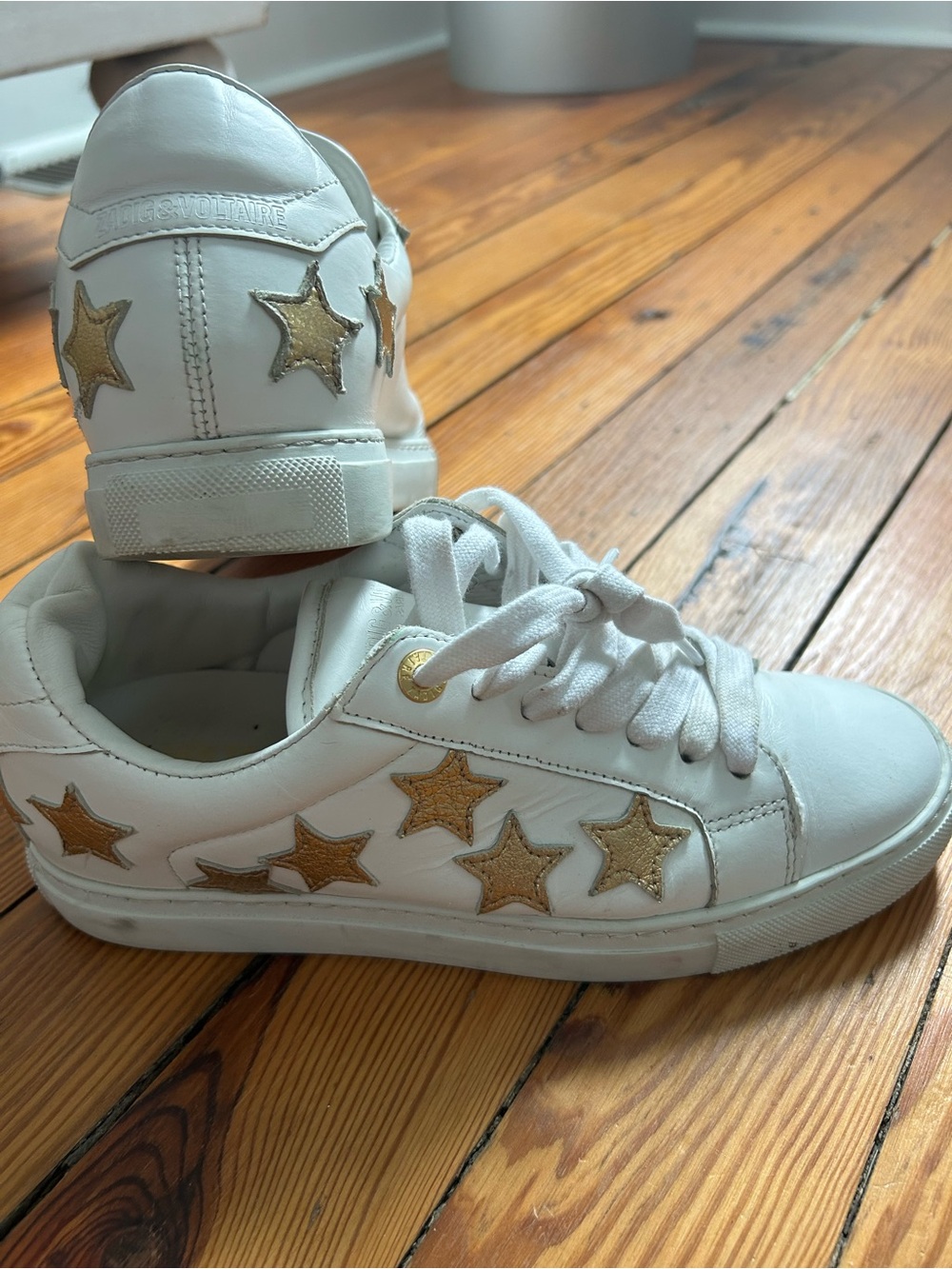 🇺🇸 White Leather Sneakers with Gold Star Accents